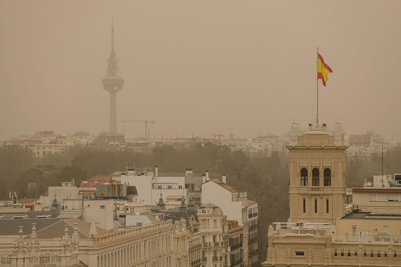 Imagen de la calima en Madrid desde la terraza del Círculo de Bellas Artes