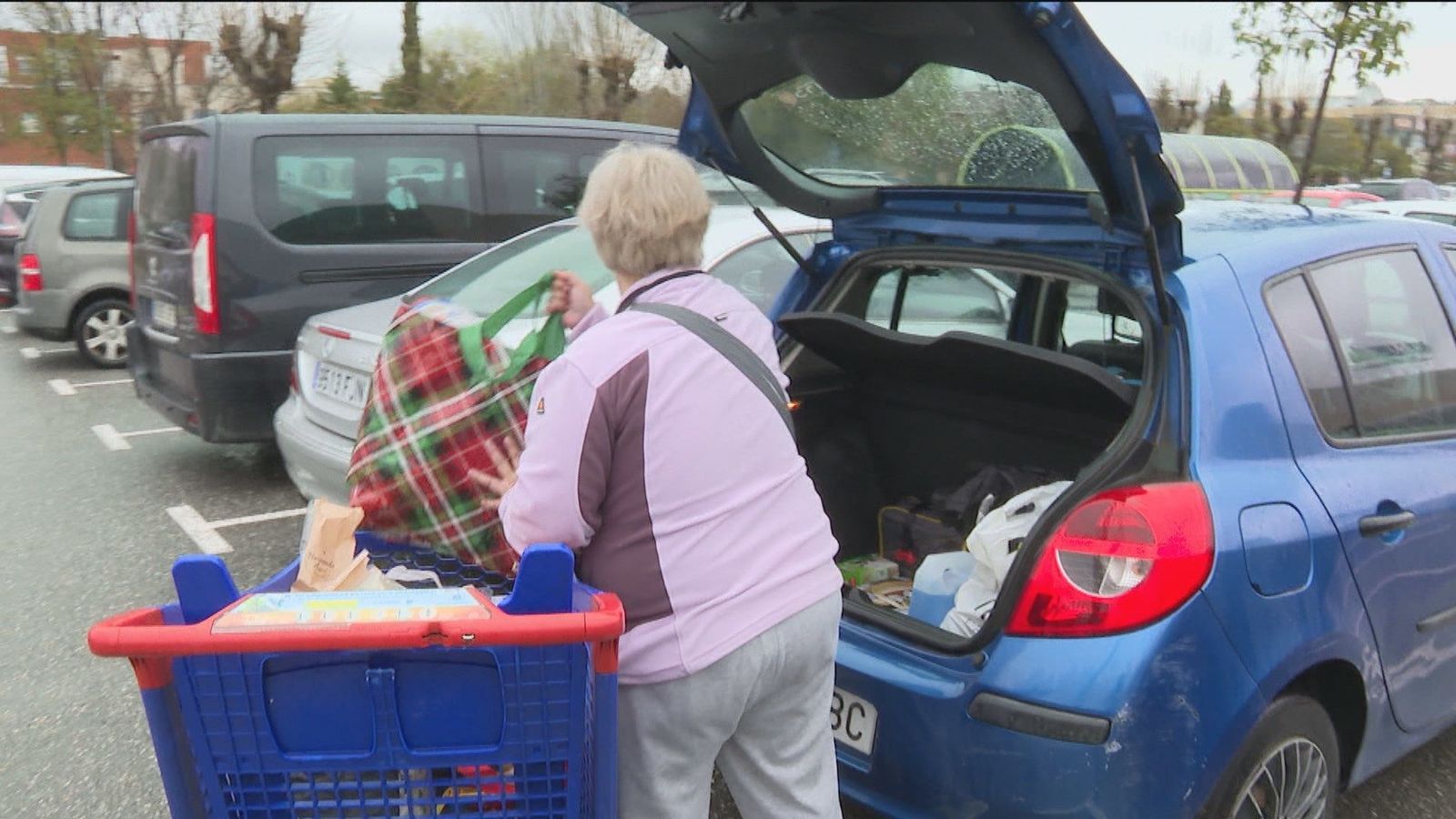 Los mercados de Madrid siguen abastecidos, pese a que ya son muchos quienes hacen acopio de alimentos