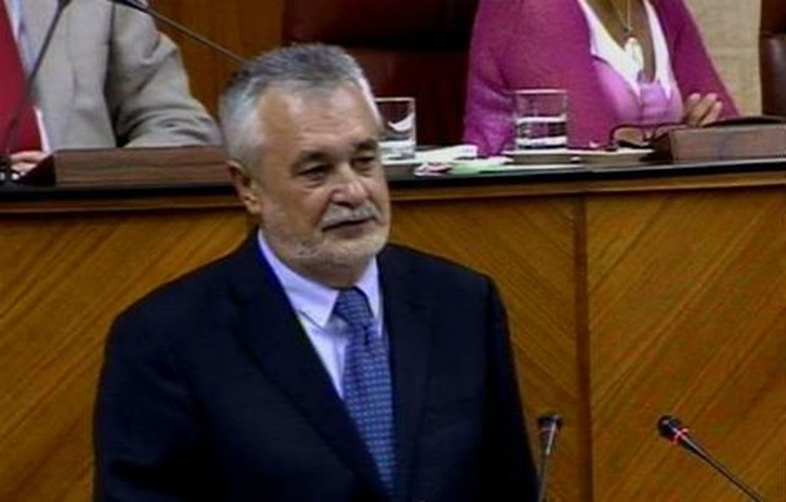 Griñán renuncia a repetir como candidato para dar paso a la renovación
