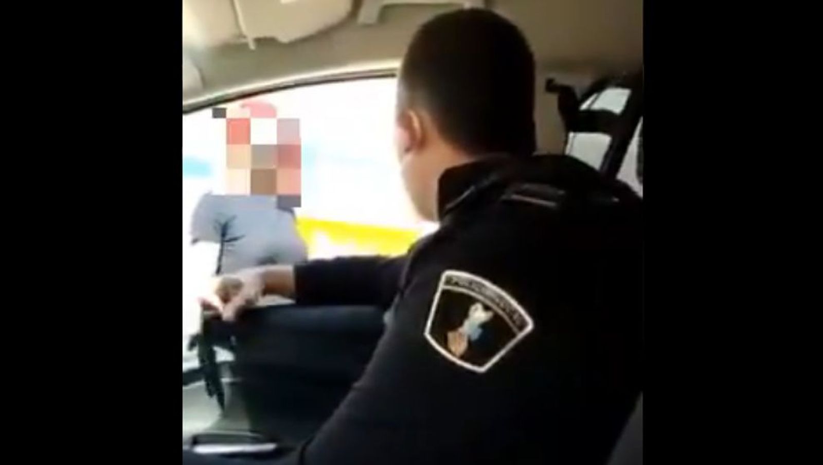 Investigan un vídeo en el que dos policías locales humillan a una transexual