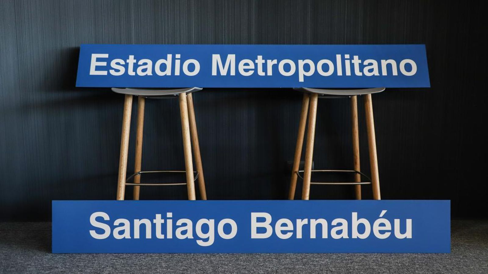 Placas de Metro del Bernabéu y del Metropolitano