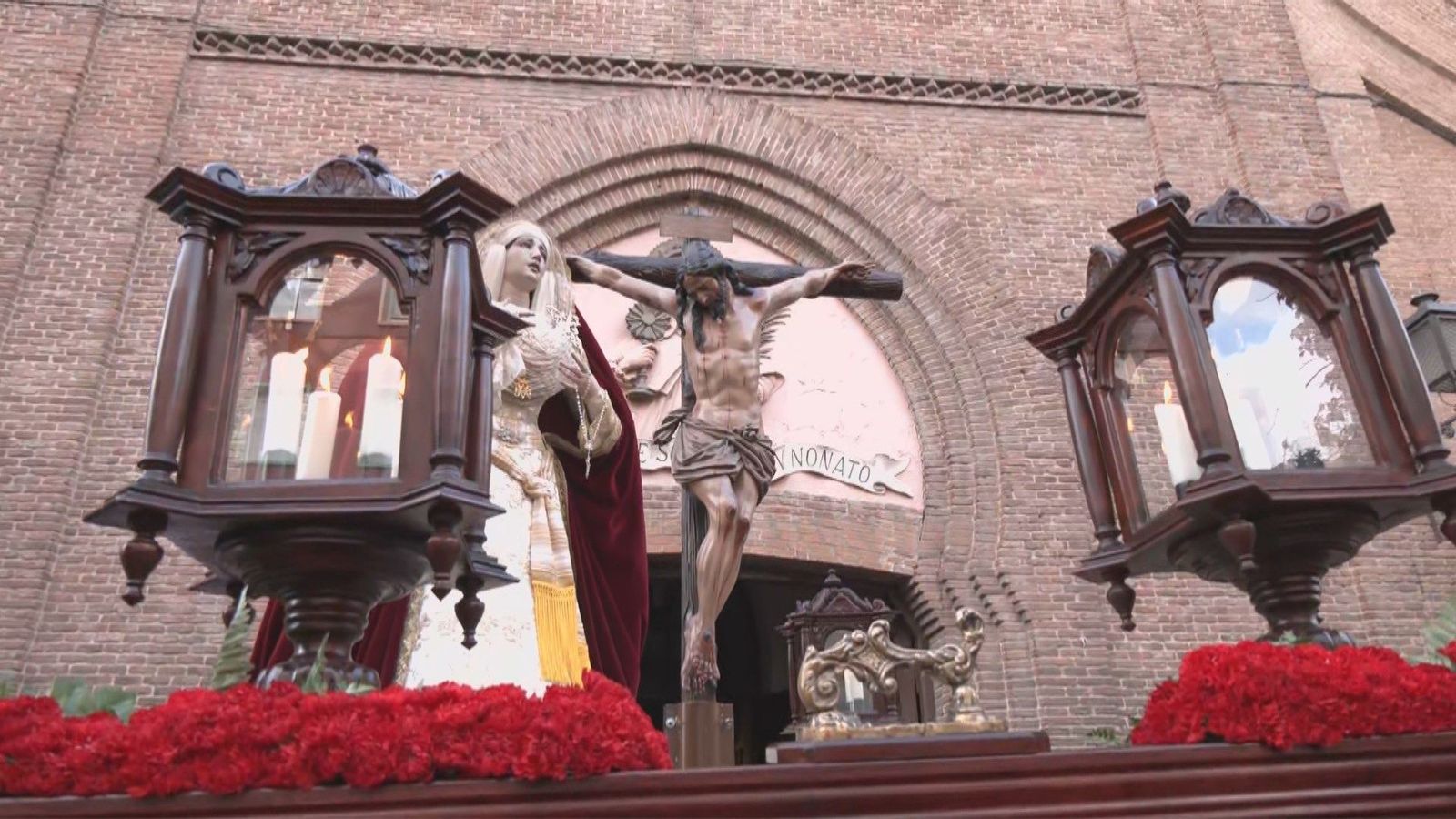 El tiempo acompaña la salida del Cristo del Perdón en Puente de Vallecas