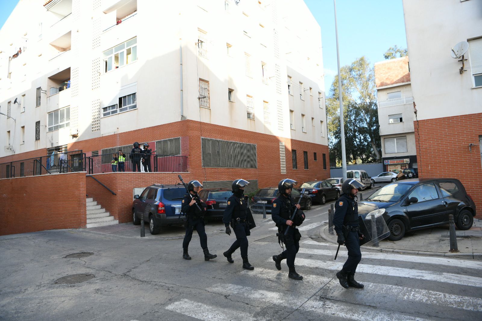 Varios agentes de la Policía Nacional durante un operativo policial en barrio de El Príncipe de Ceuta