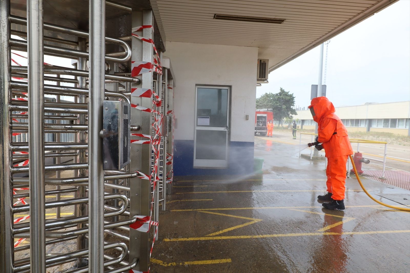 Un operario desinfecta una fábrica