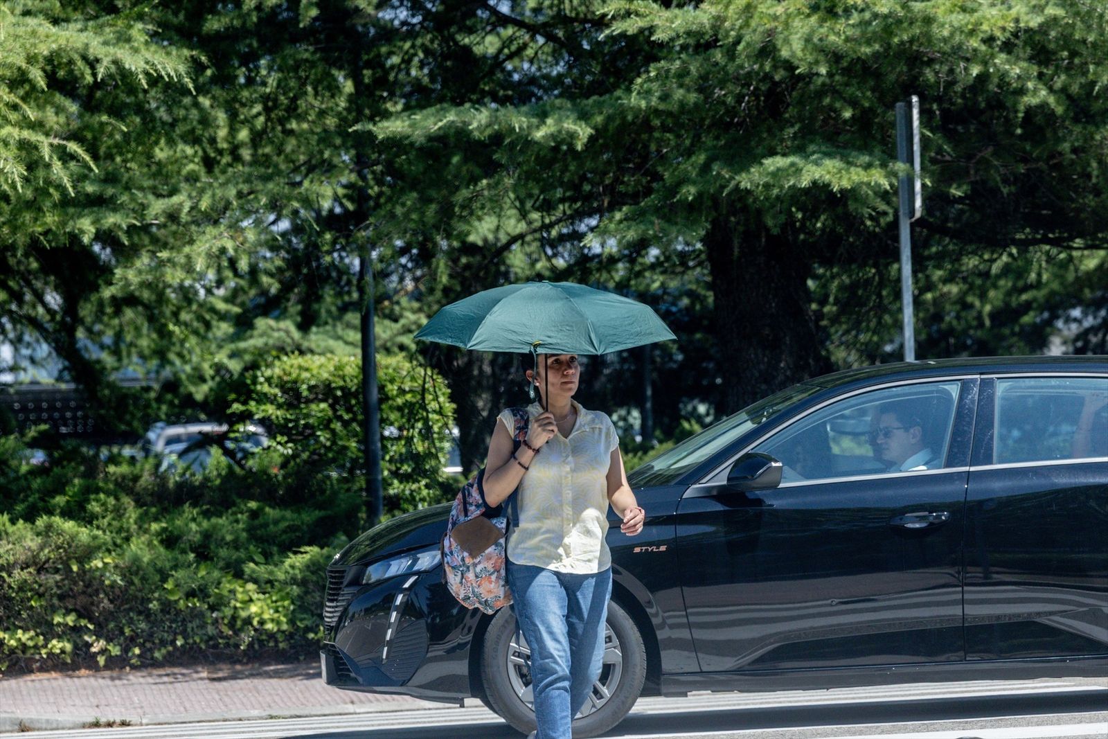 Una persona con paraguas para protegerse del sol en Madrid