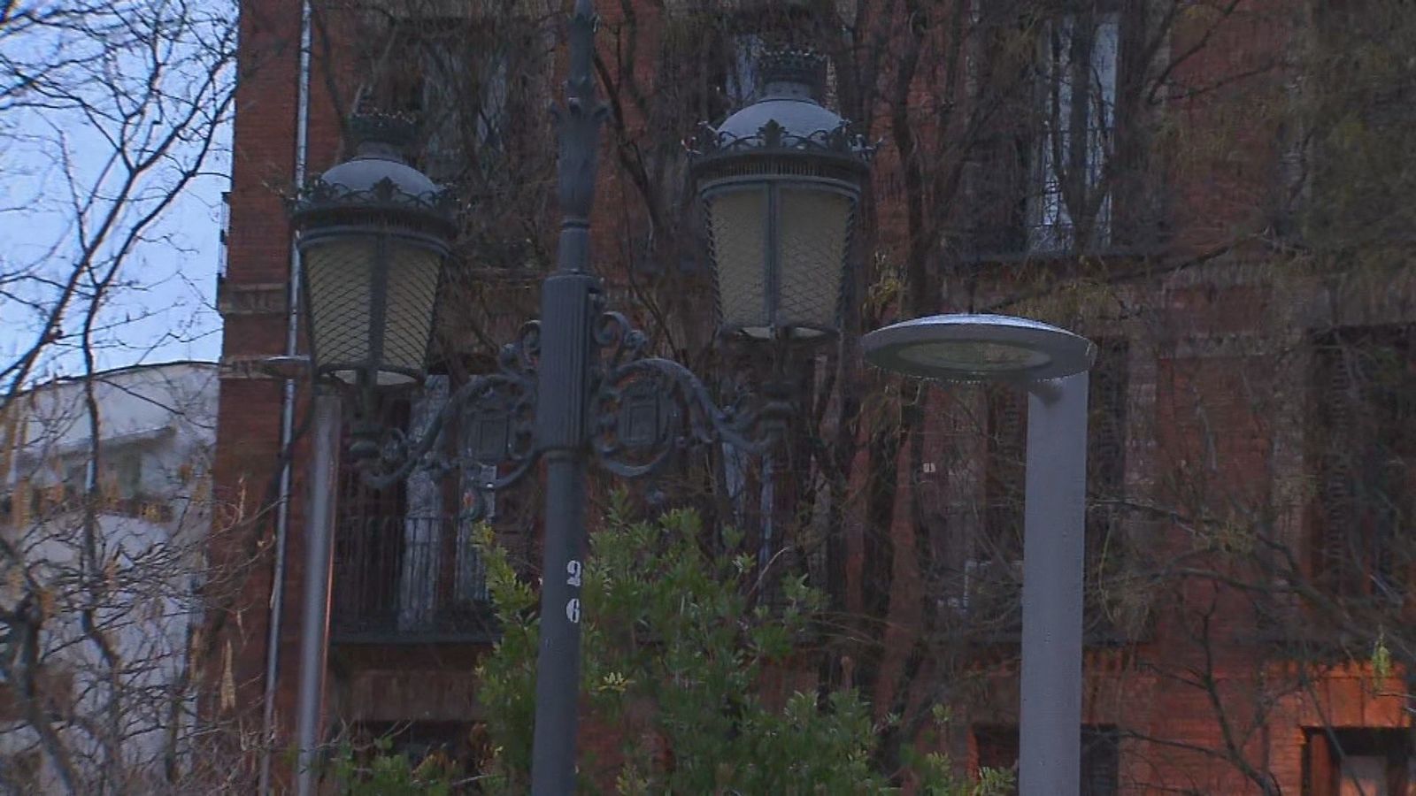 Polémica por las reformas en Chamberí: la Plaza de Olavide pierde sus farolas fernandinas