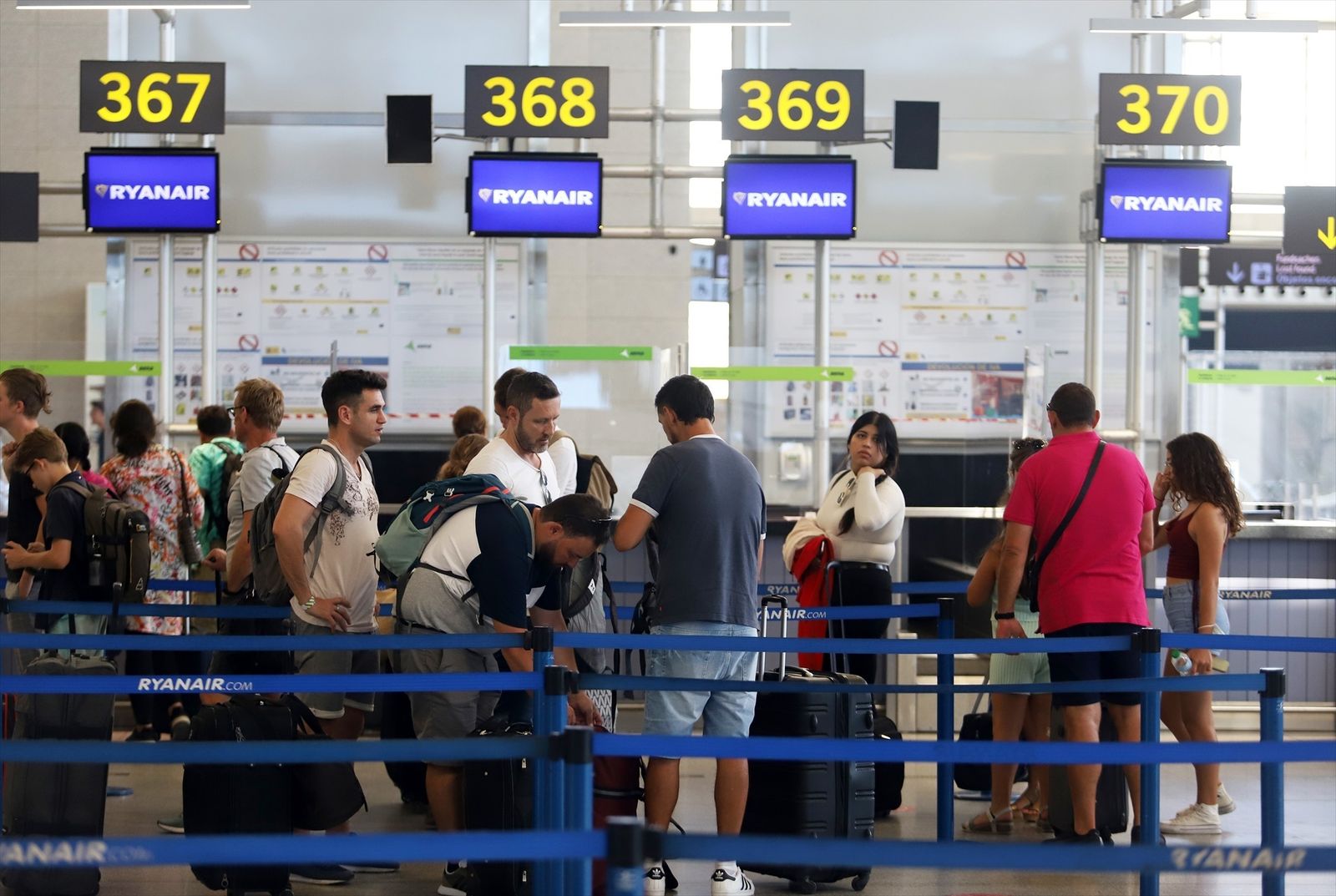 Cientos de turistas hacen colas en los puestos de embarque de Ryanair, en el Aeropuerto Costa del Sol