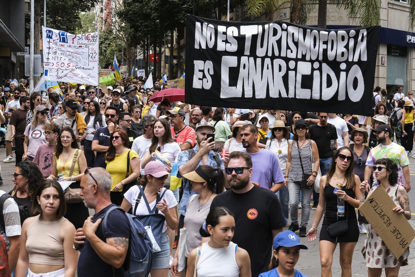 Una marea humana responde en las calles al turismo de masas en Canarias