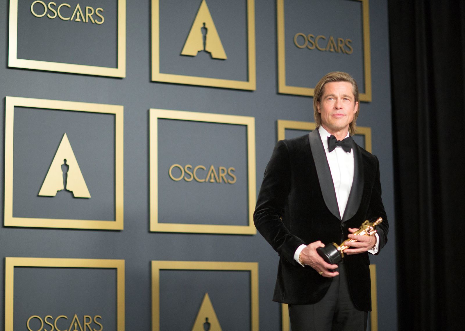 Brad Pitt con su Oscar a Mejor Actor de Reparto