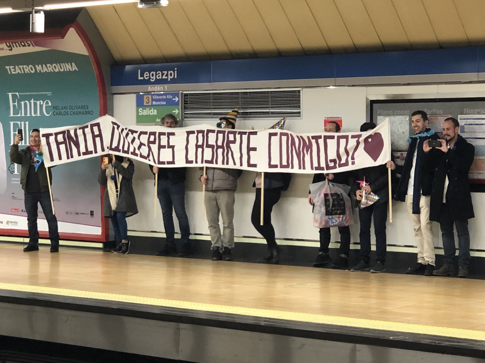 Petición de matrimonio en la estación de Metro de Legazpi