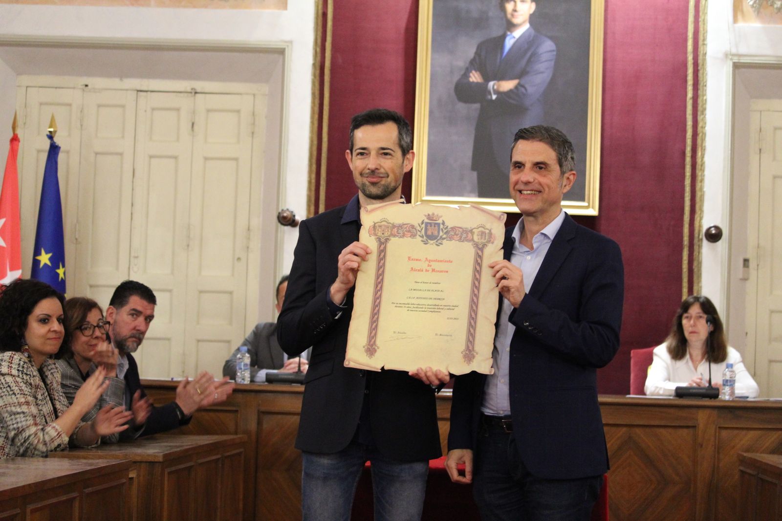 Raúl Susmozas, director del colegio Antonio de Nebrija (izda) recibe la Medalla de Plata de manos del alcalde de Alcalá