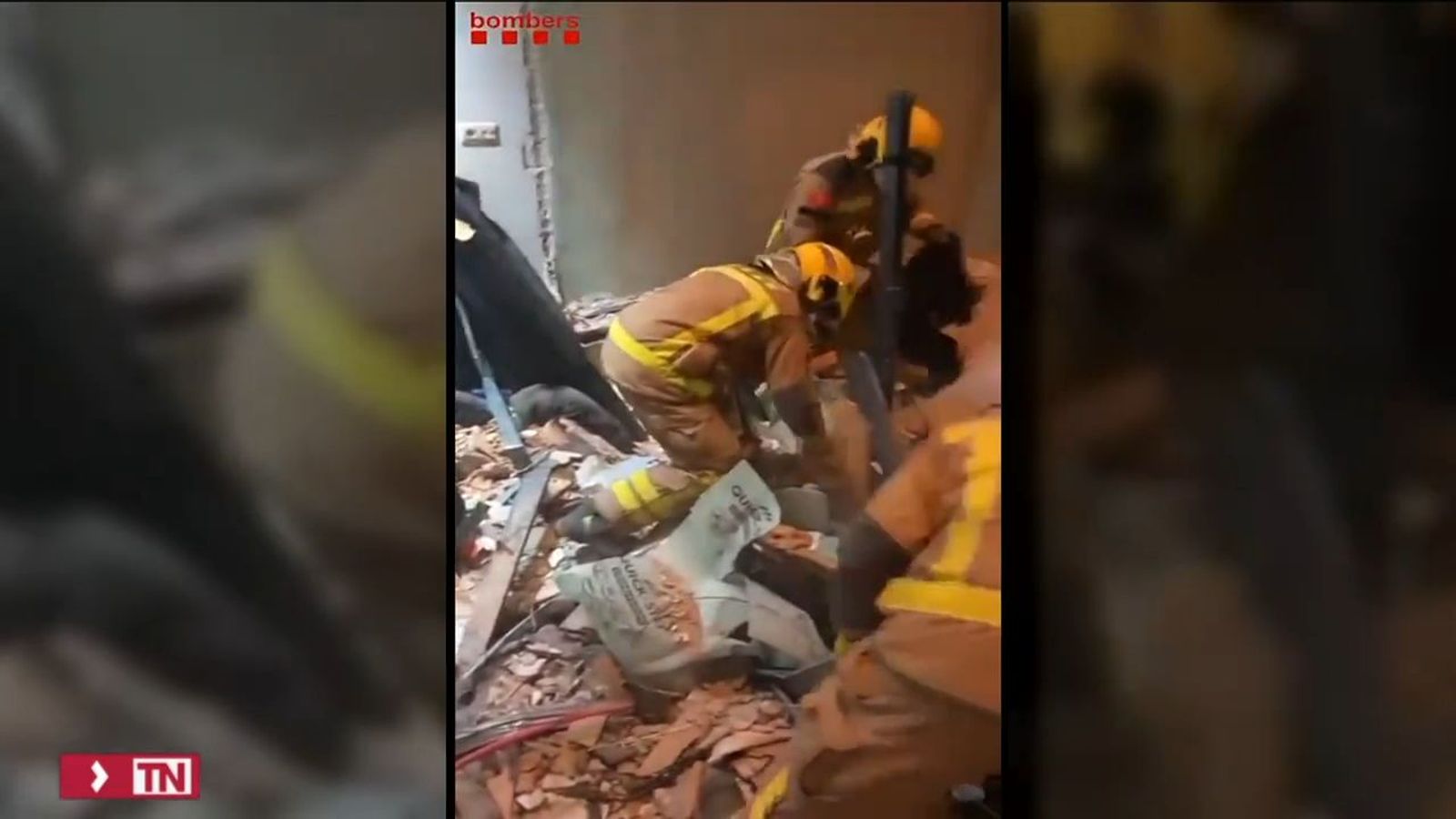 Hallan tres cadáveres tras el derrumbe de Badalona
