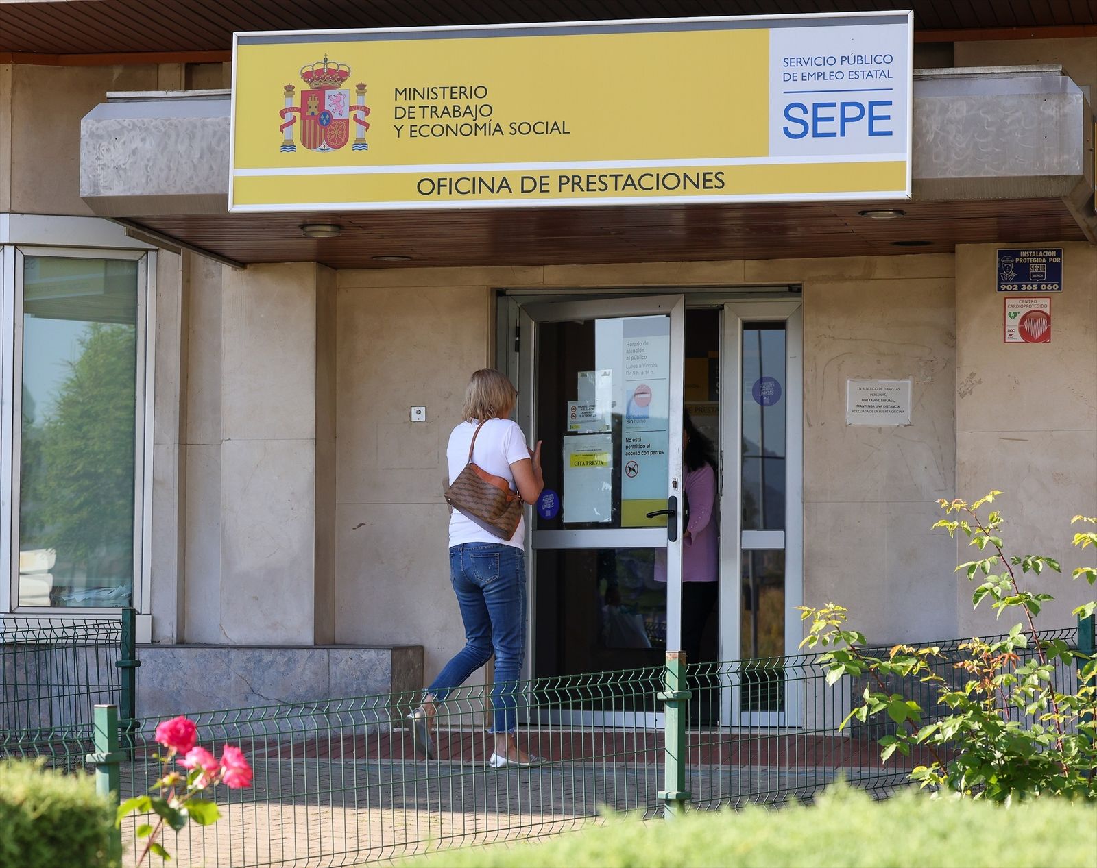 Una mujer entra a una oficina del SEPE