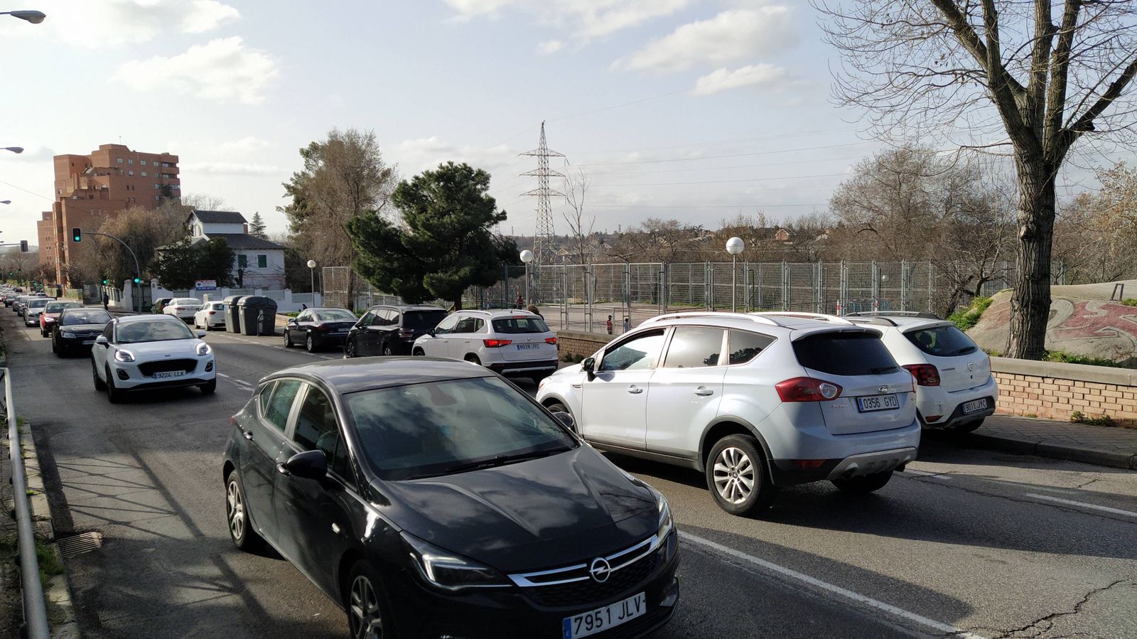 La Carretera de Boadilla, vía urbana a su paso por Campamento