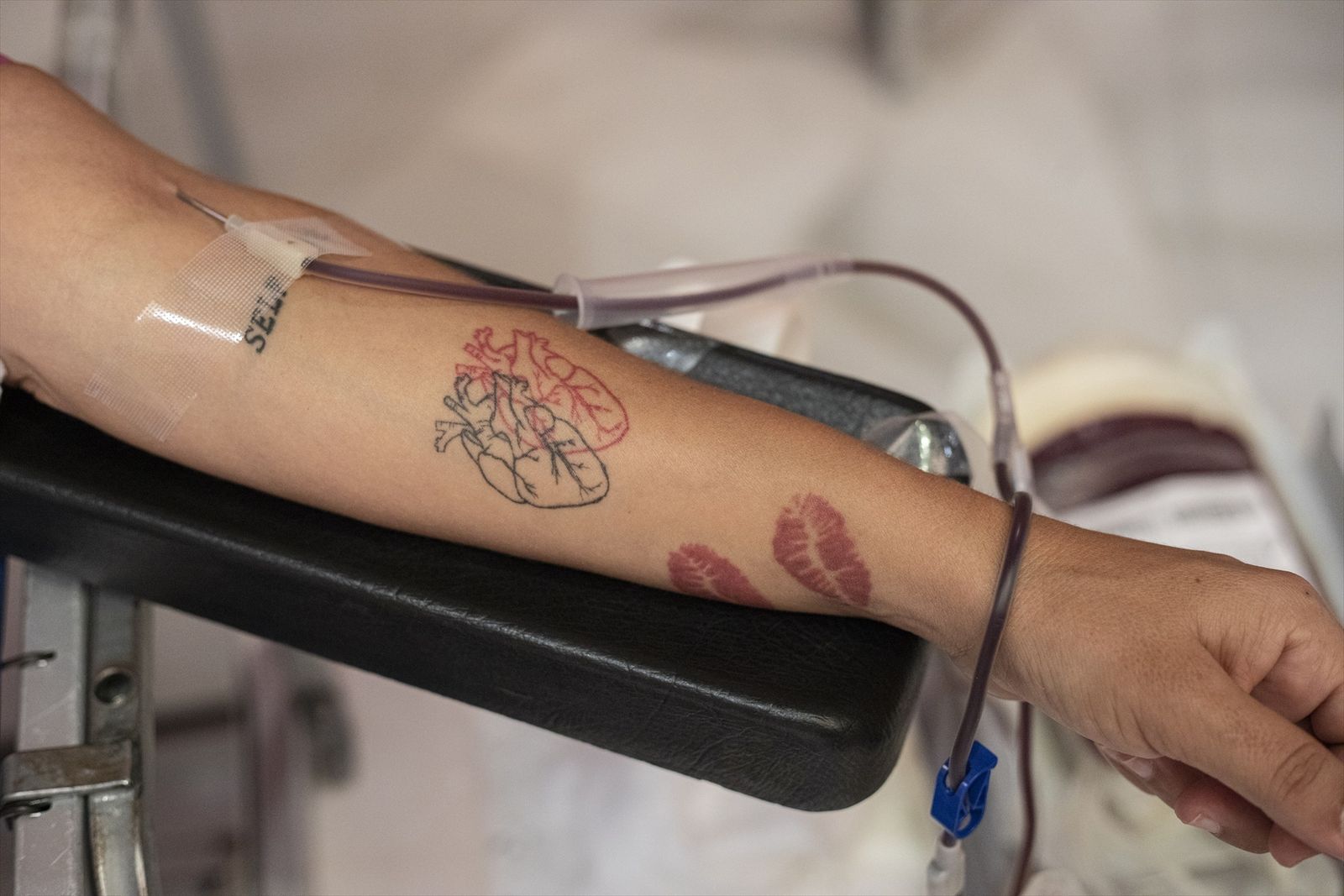 Una persona donando sangre