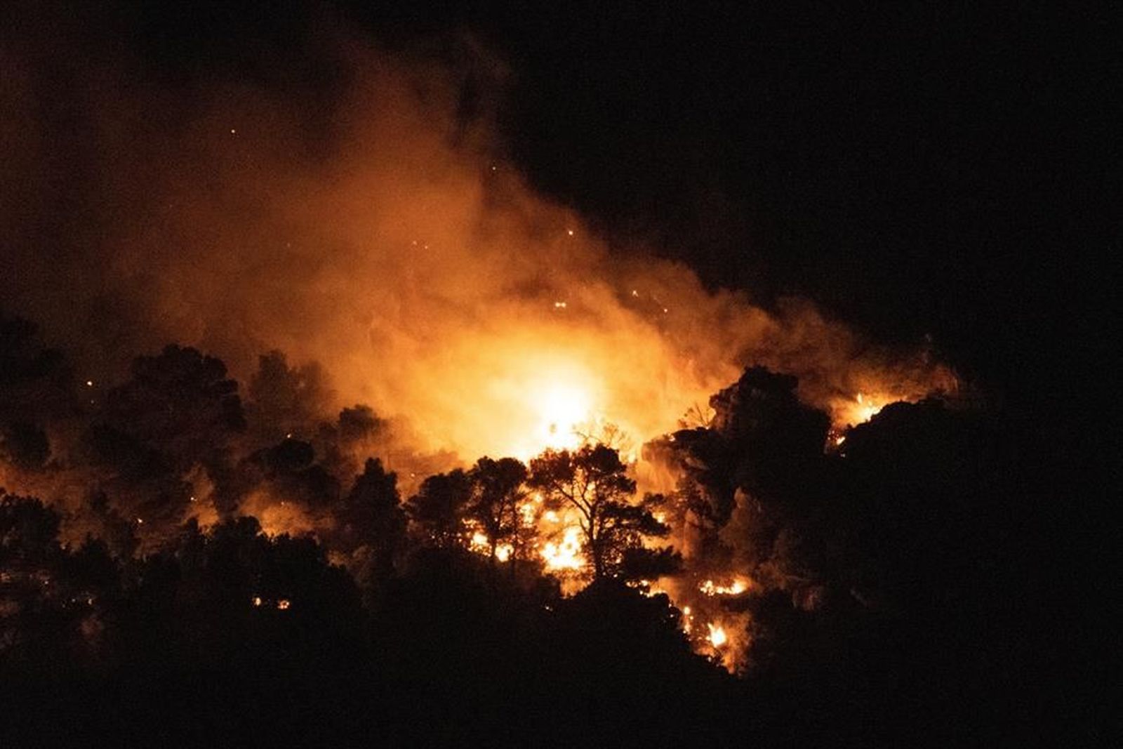 Continúa sin control el incendio en el Parque Natural de Cazorla