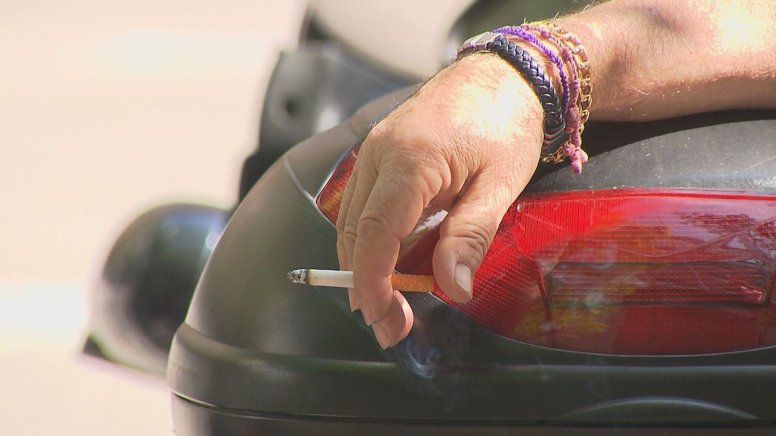 Ni el precio del tabaco ni las restricciones frenan el aumento de fumadores en España