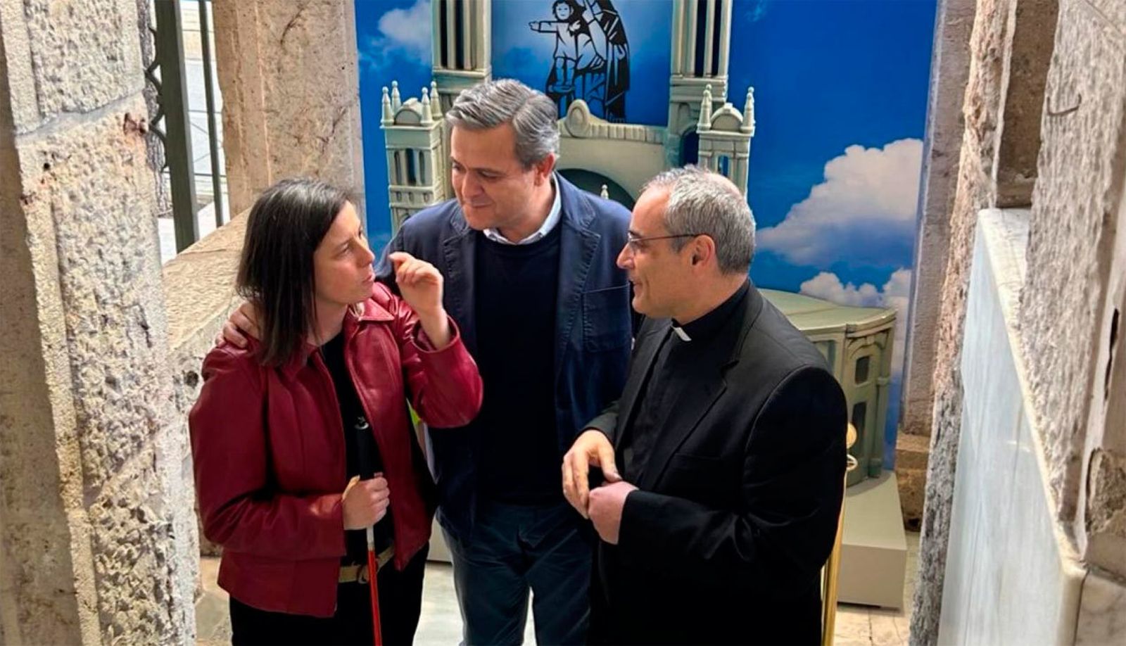 Raquel Alba, Jorge Rodrigo Domínguez e Iñaki Gallego ante la maqueta