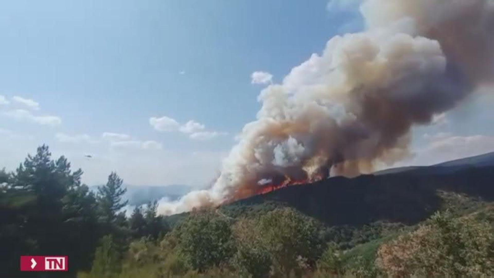 Nuevos incendios y reactivaciones obligan a desalojar ocho poblaciones en León