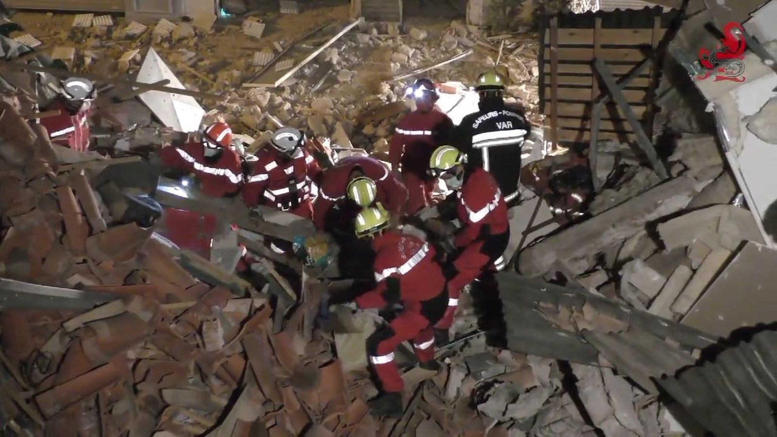 Rescate de los bomberos franceses en el edificio derrumbado en la Costa Azul