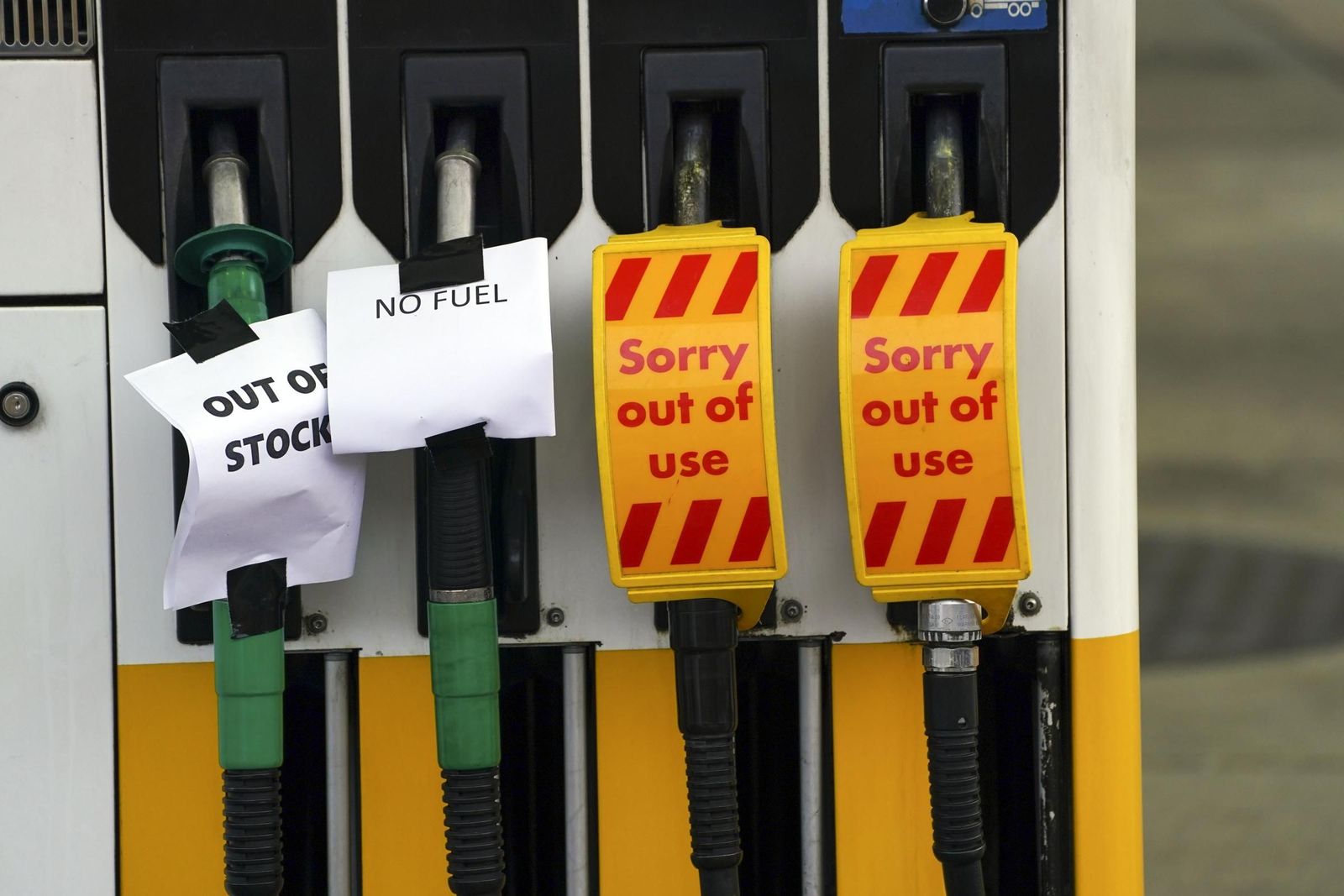 El desabastecimiento continúa en las gasolineras británicas y afecta cada vez más a los supermercados