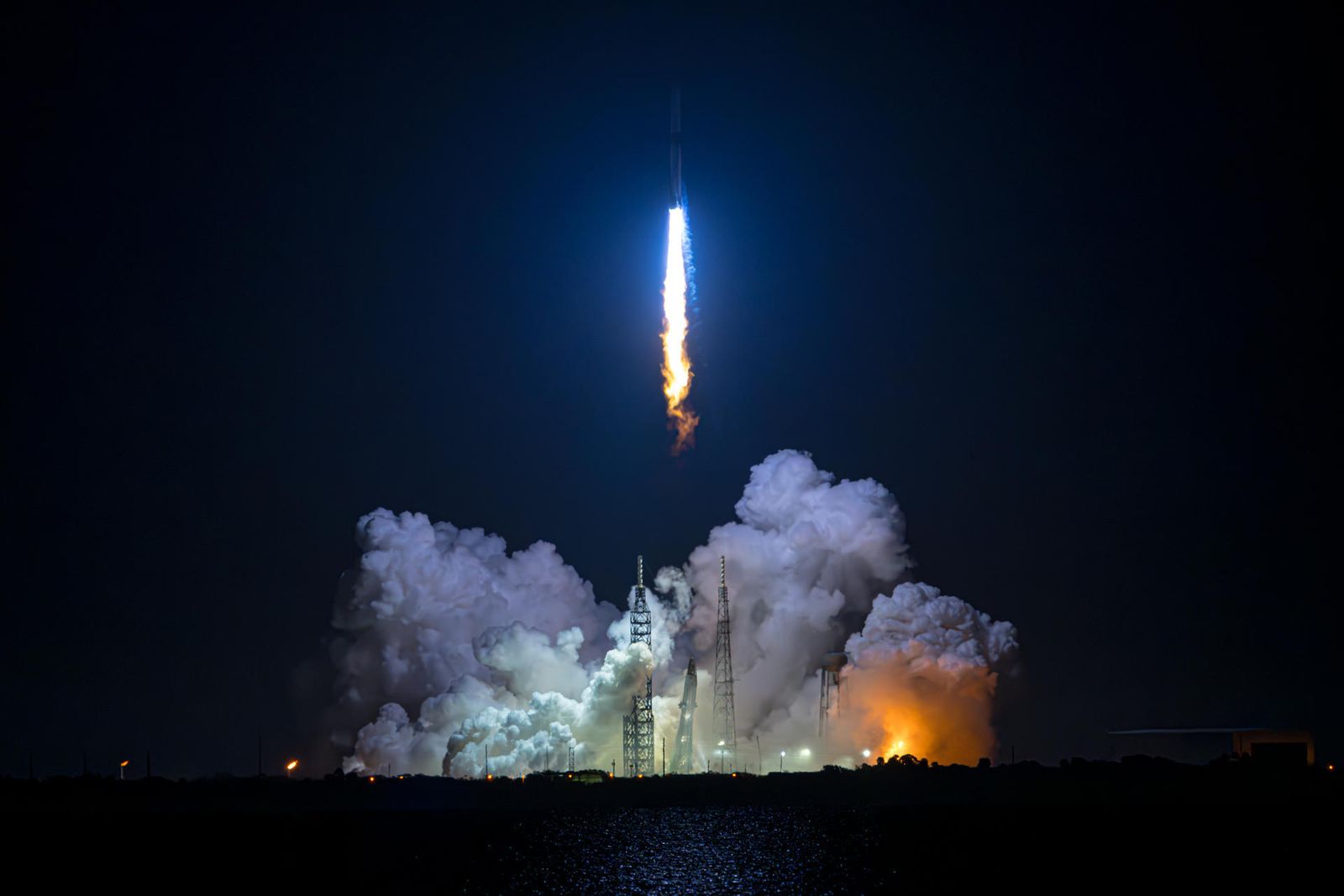 Lanzamiento del cohete New Glenn de la empresa Blue Origin propiedad de Jeff Bezzos