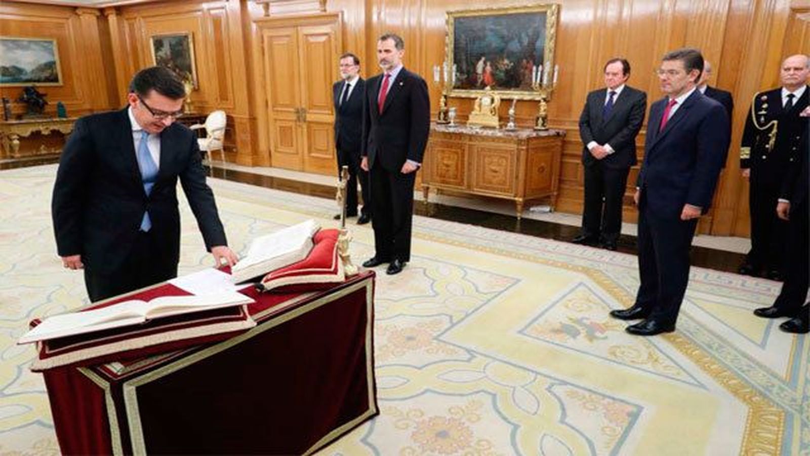 Escolano jura como ministro de Economía ante el Rey