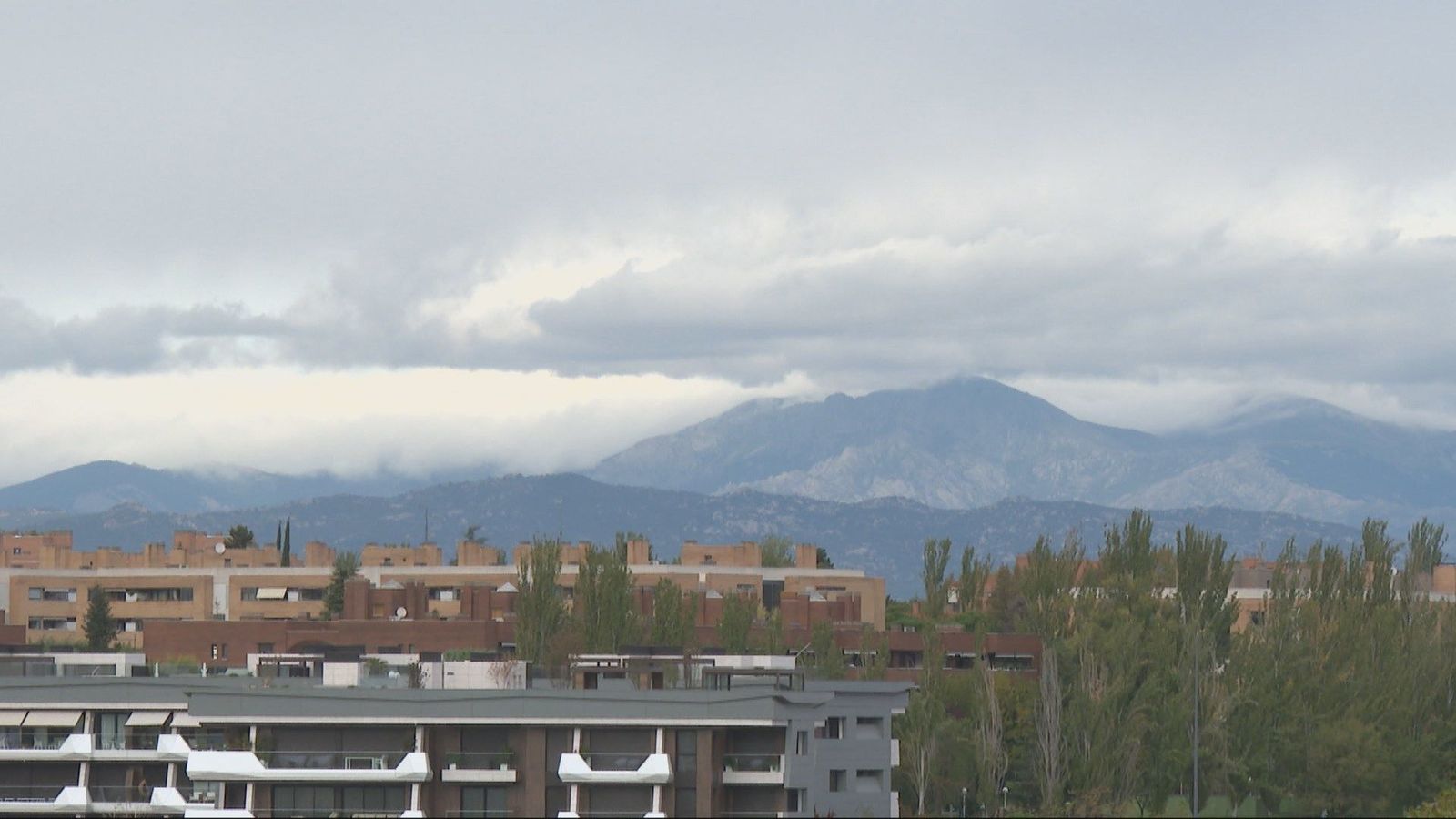Lunes menos caluroso en Madrid con aviso por tormentas en la sierra