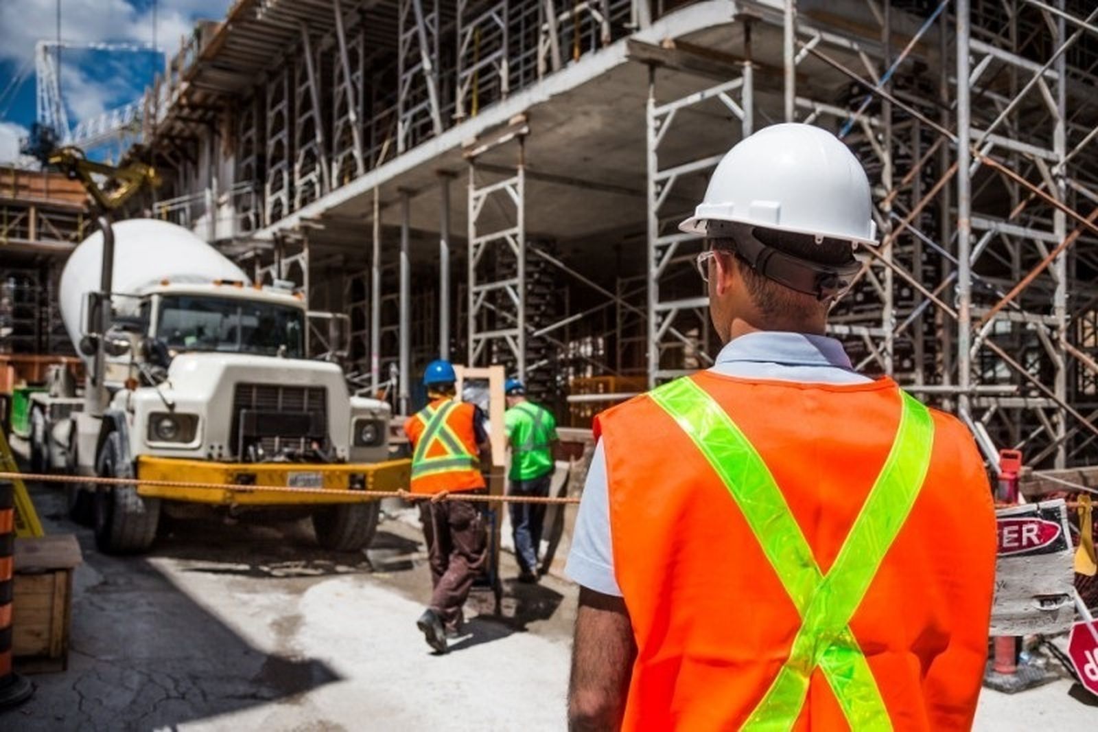 Obreros trabajando en un edificio
