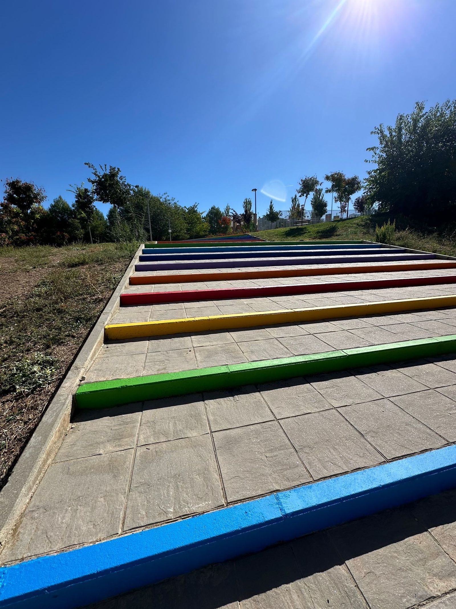 La escalera con los escalones de colores, en el barrio de Los Villares de Arganda