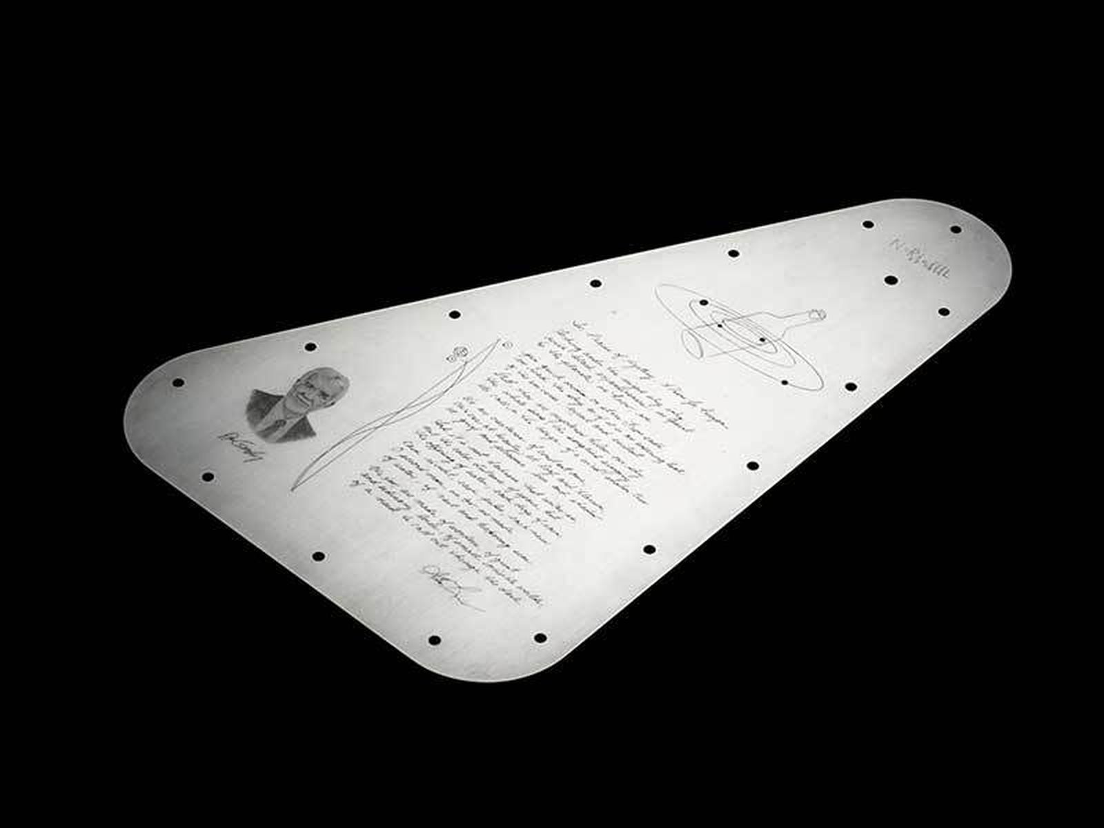 La placa de plata de la nave Europa Clipper con un mensaje de la Tierra