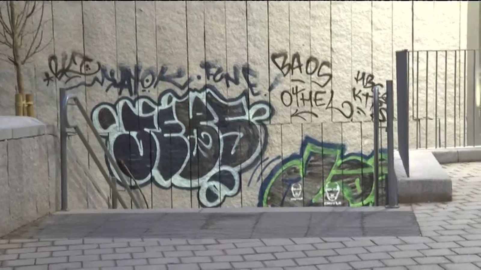 La Plaza de España vuelve a ser vandalizada a las horas de limpiar las pintadas que inundaban la zona