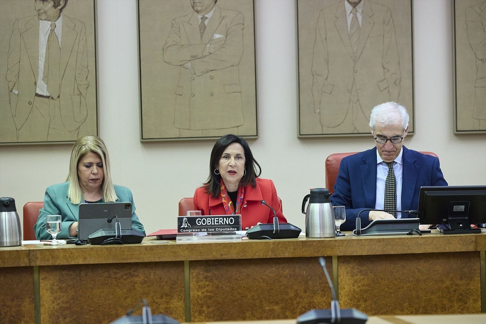 Robles censura que Trump quiera convertirse en el "gendarme" del mundo