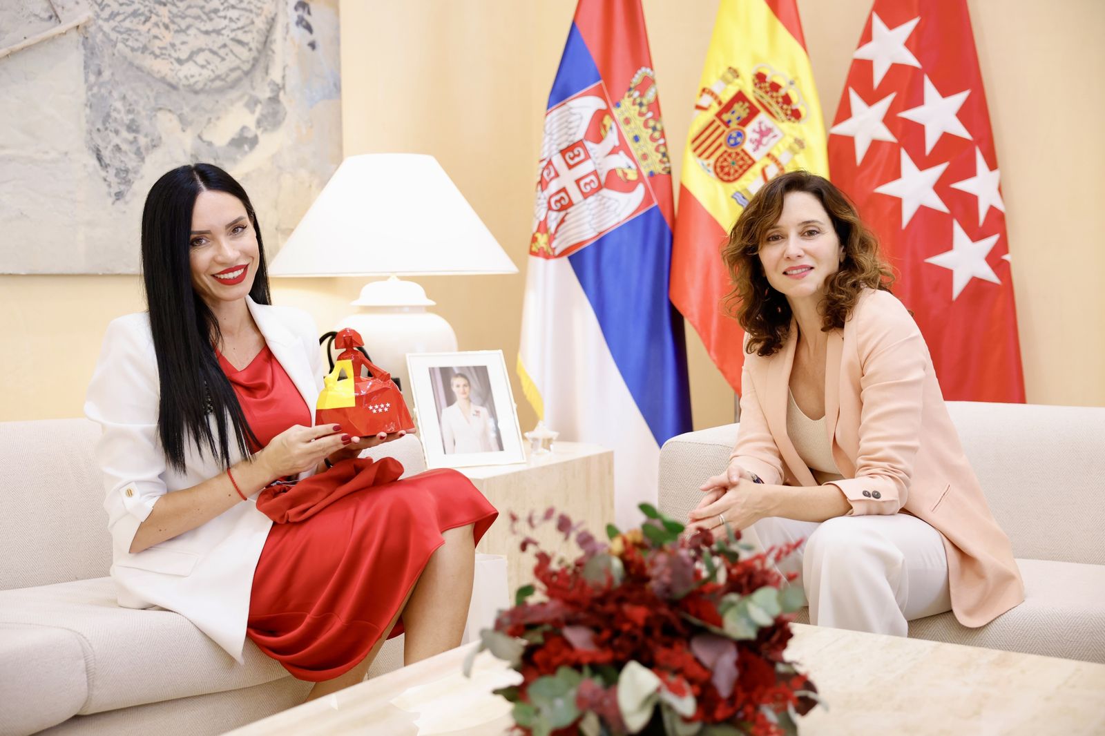 Ayuso se reúne con la embajadora de la República de Serbia