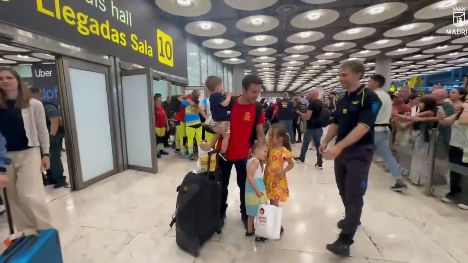 La emotiva llegada a Barajas de dos bomberos de Madrid desde los terremotos de Venezuela: "Estamos tristes"