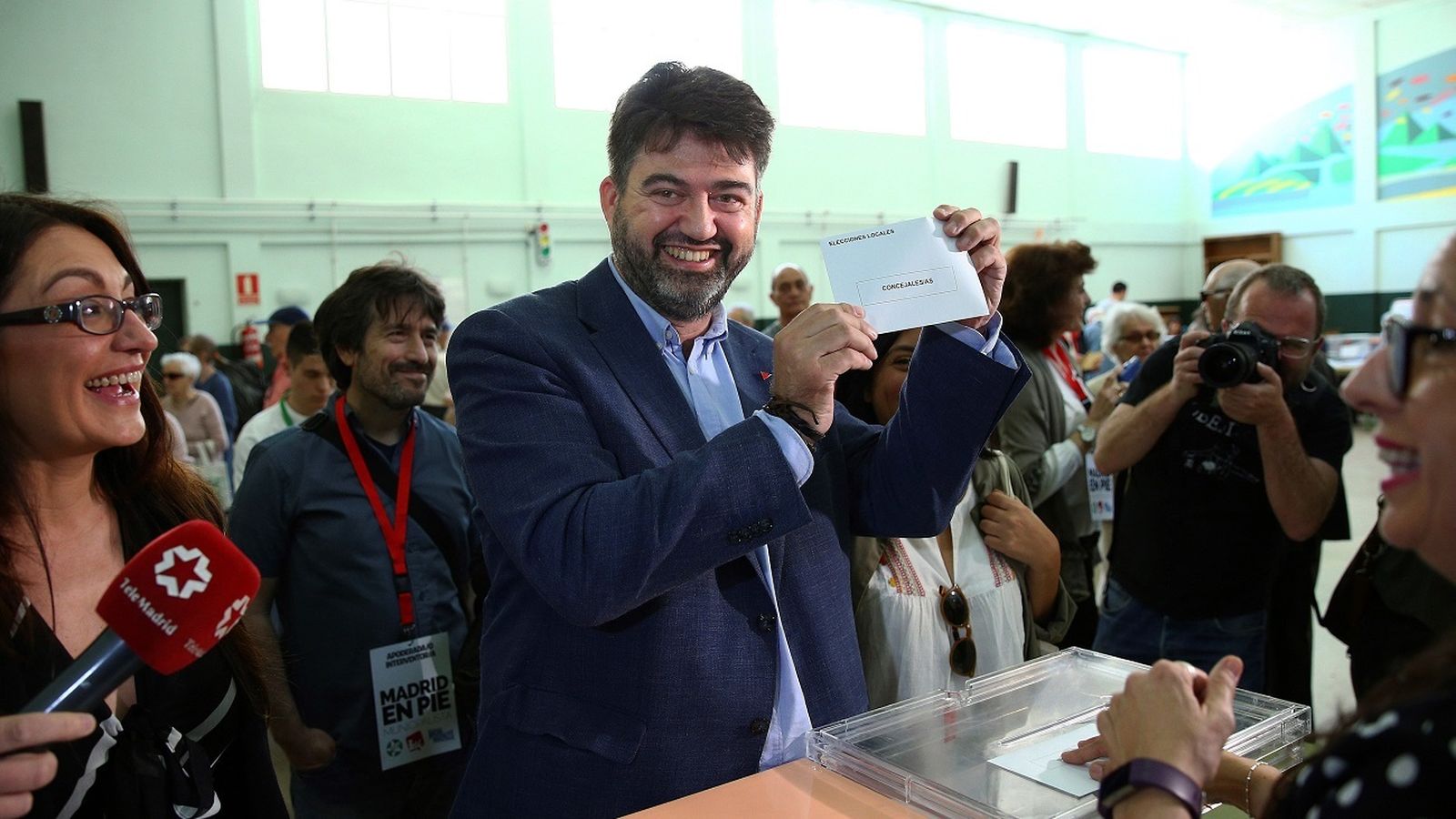 Sánchez Mato sonríe mientras muestra el sobre con su papeleta