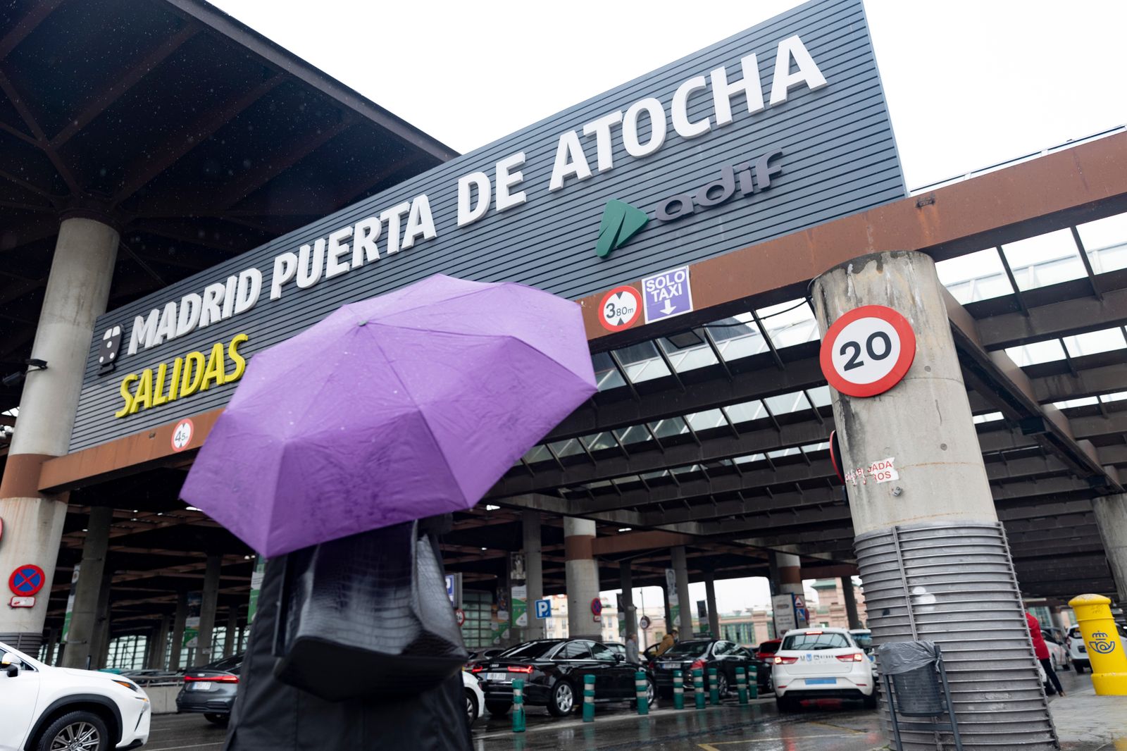 Una mujer camina en dirección a la estación Madrid-Puerta de Atocha