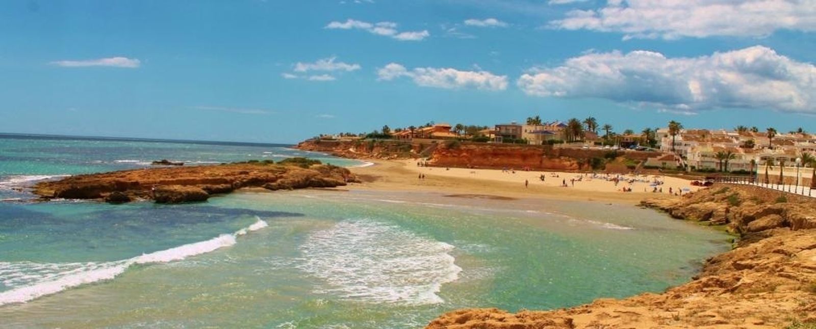 Un tiburón sorprende a los bañistas en la orilla de una playa de Orihuela (Alicante)