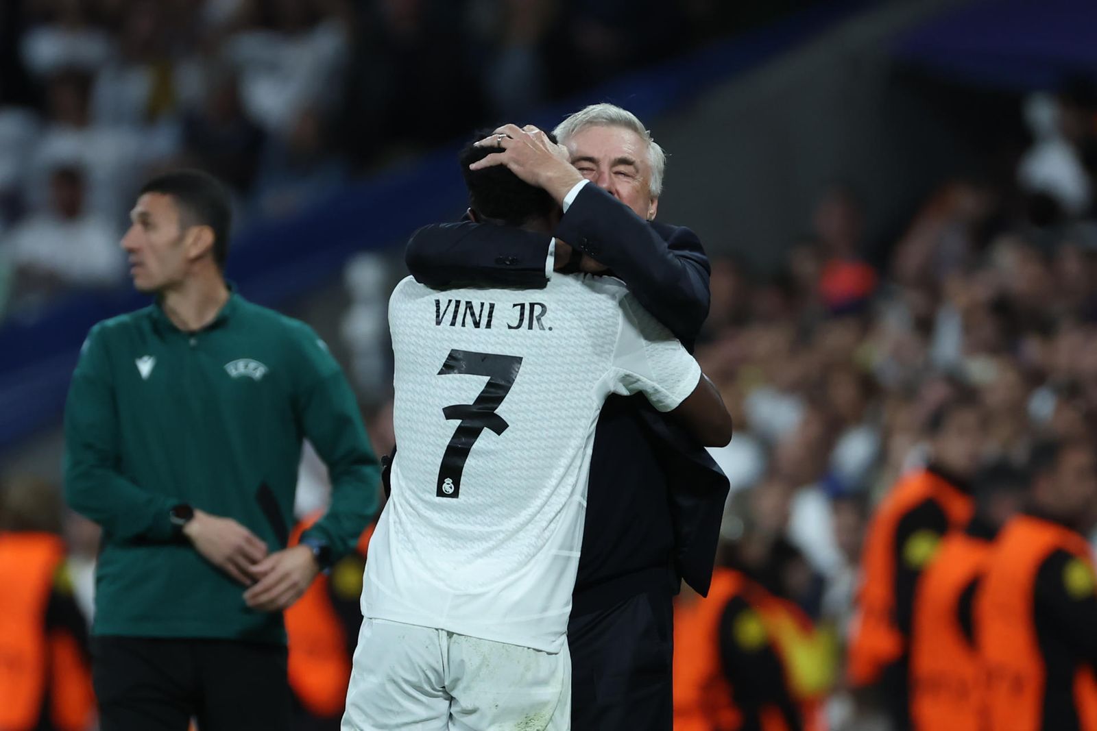 Vinícius Jr. celebra con Carlo Ancelotti su tercer gol ante el Borussia Dortmund