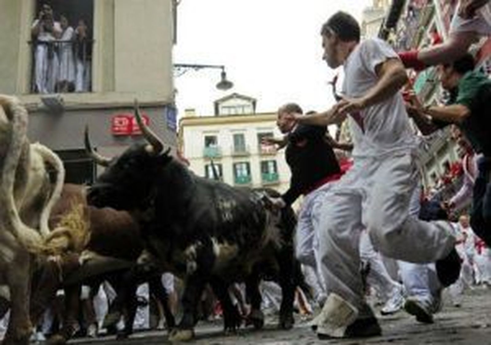 Trasladados cuatro heridos leves por contusiones tras el primer encierro de los Sanfermines