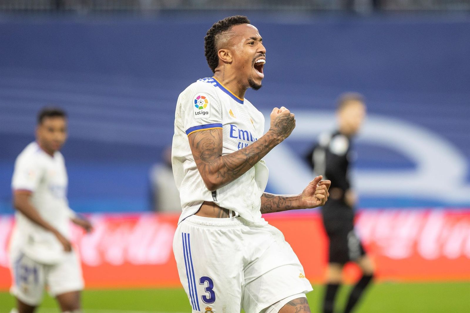 El defensa brasileño del Real Madrid Eder Militao celebra gol conseguido ante el Elche