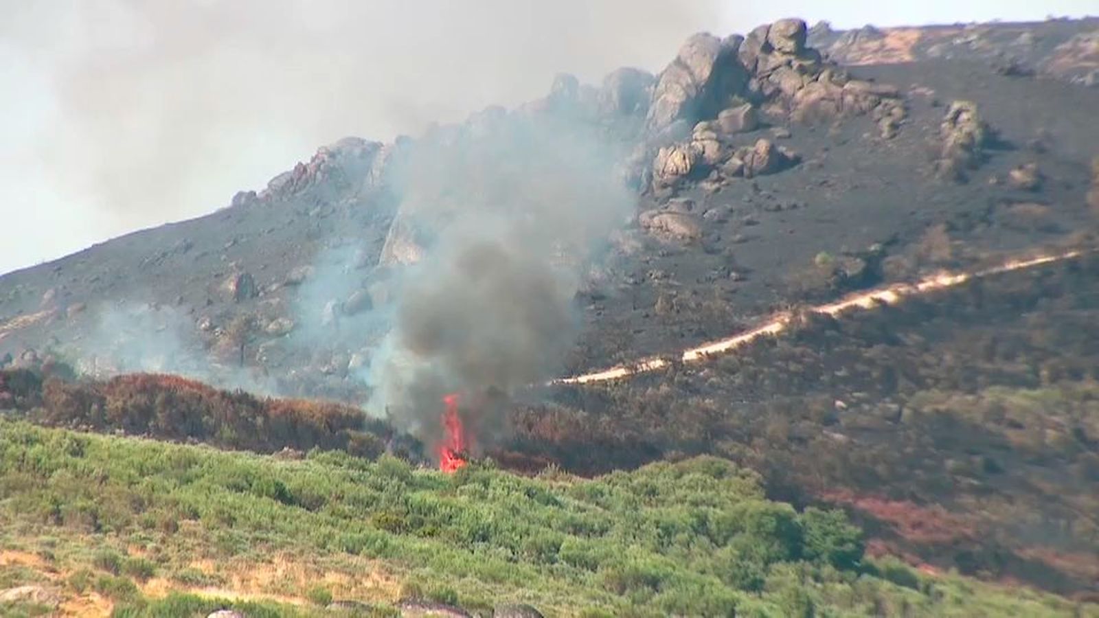 Declarado un incendio en Vilardevós, Orense, que ya ha calcinado más de 450 hectáreas