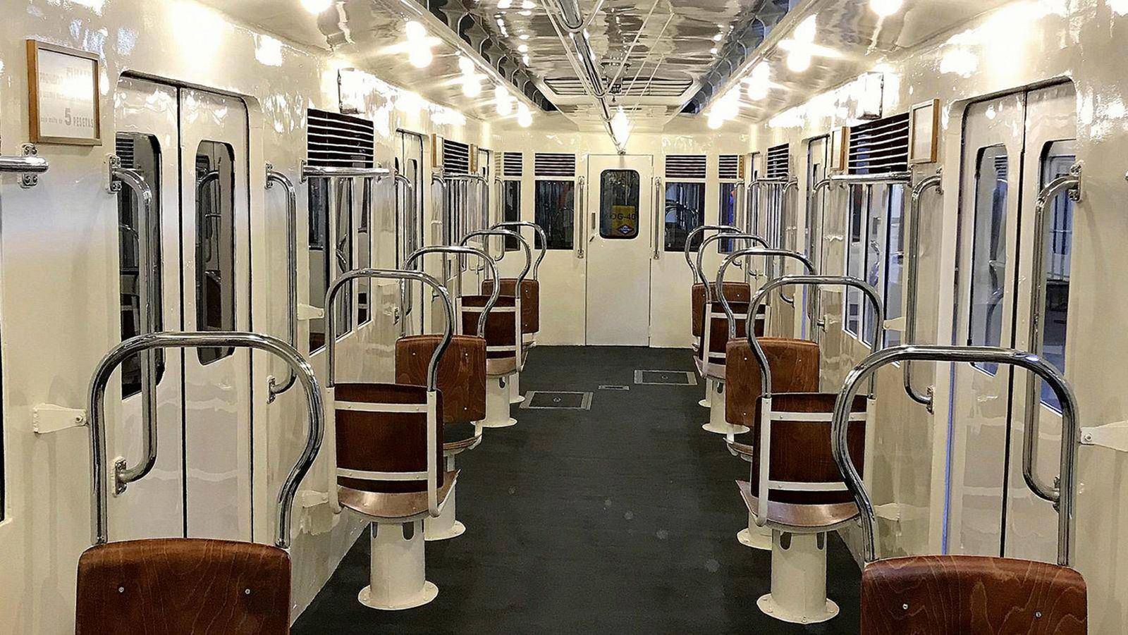Interior de uno de los coches históricos de Metro de Madrid