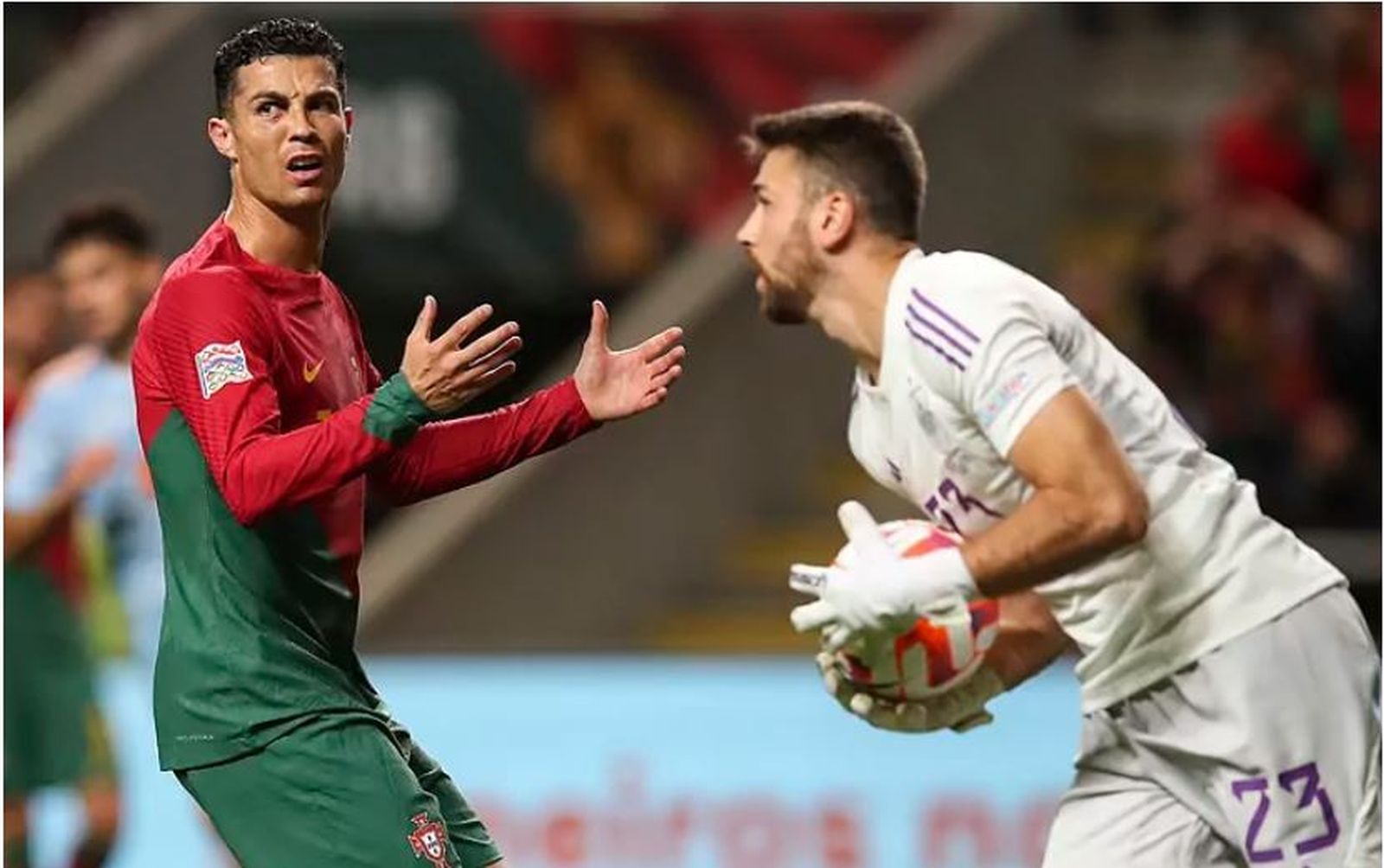 Cristiano Ronaldo y Unai Simón