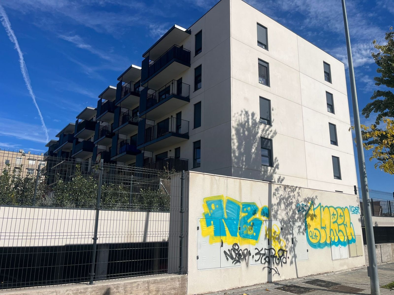 Vivienda con grafitis