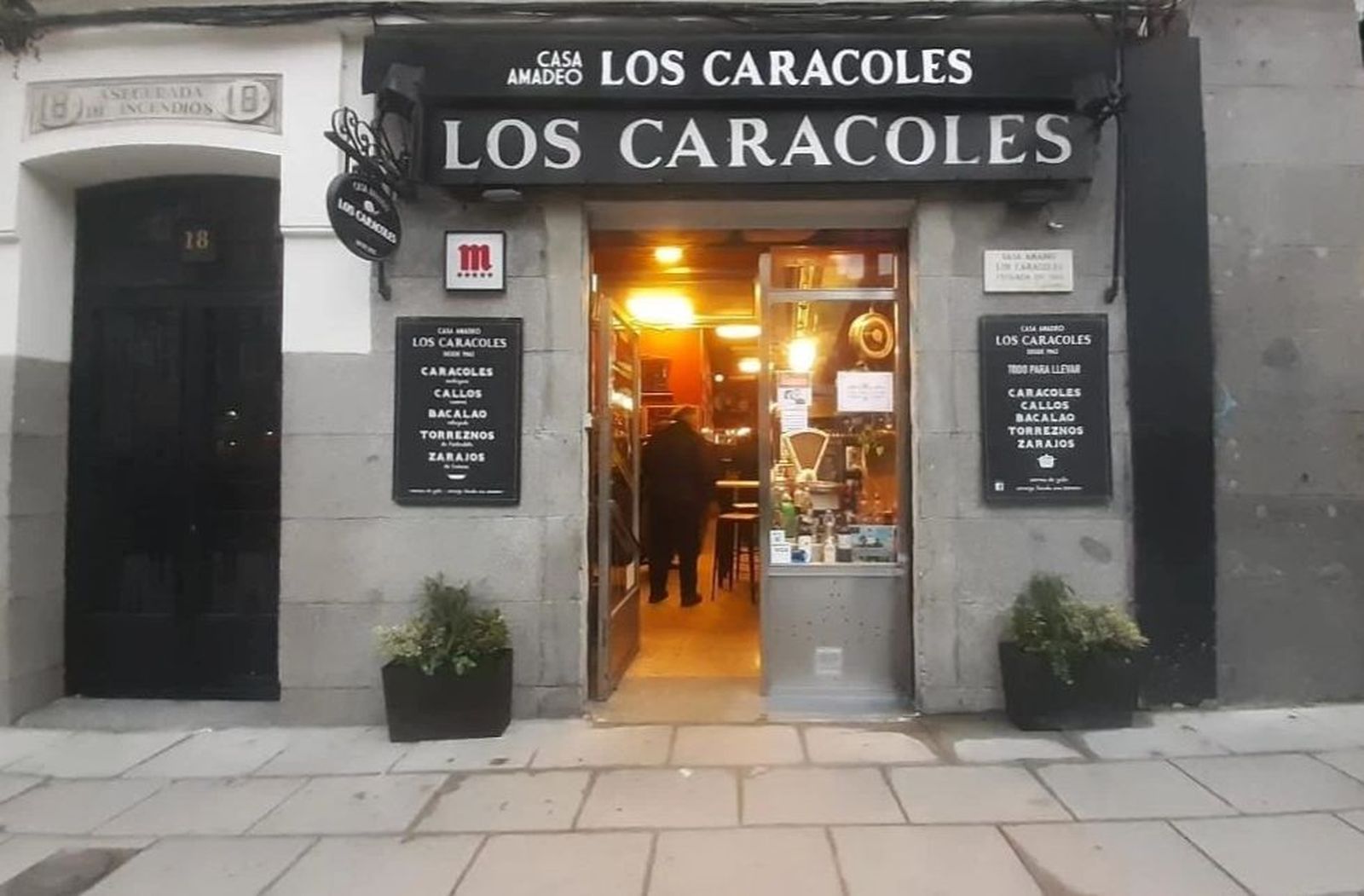 Casa Amadeo Los Caracoles, taberna y meca de quienes acuden a El Rastro a tomar el aperitivo